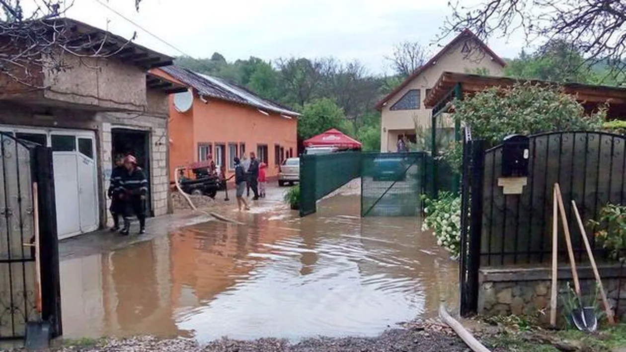 Zeci de gospodării din cinci judeţe, afectate de INUNDAŢII!