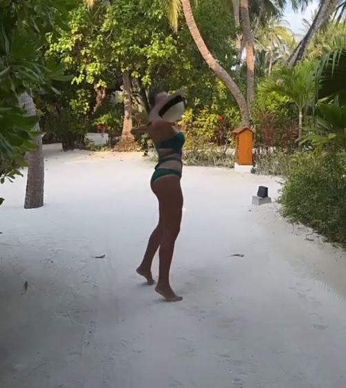 Cum arată Lavinia Pîrva în costum de baie? Soția lui Ștefan Bănică Jr are talie de viespe și la 40 de ani