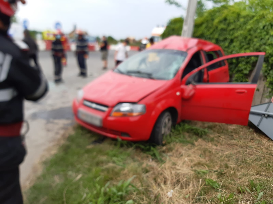 Accident grav pe DN7! Două persoane au rămas încarcerate. FOTO