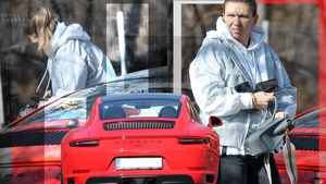Simona Halep a ieșit la plimbare cu un super Porsche 911 Carrera de 200.000 €. Roșie ca focu’, să-i surâdă norocu’!