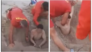 Situație amuzantă pe plaja din Tuzla. Salvamarii au salvat un bărbat îngropat în nisip până la gât. VIDEO