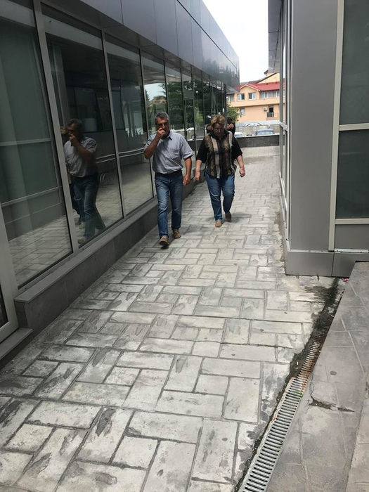 O mamă care a alăpta în curtea sediului ANAF susține că a fost agresată verbal de o angajată: „Mișcă-te cu copilul de aici, că aici fumez eu de obicei!”