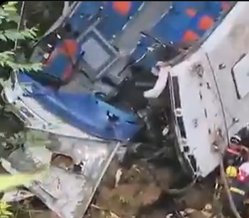 12 morți și 20 de răniți, după ce un autocar ce transporta elevi s-a răsturnat într-o prăpastie! Se întorceau din excursie