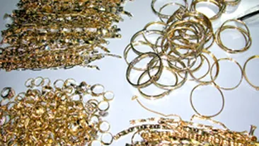 Doua kilograme de aur furate dintr-un magazin de bijuterii din Deva!
