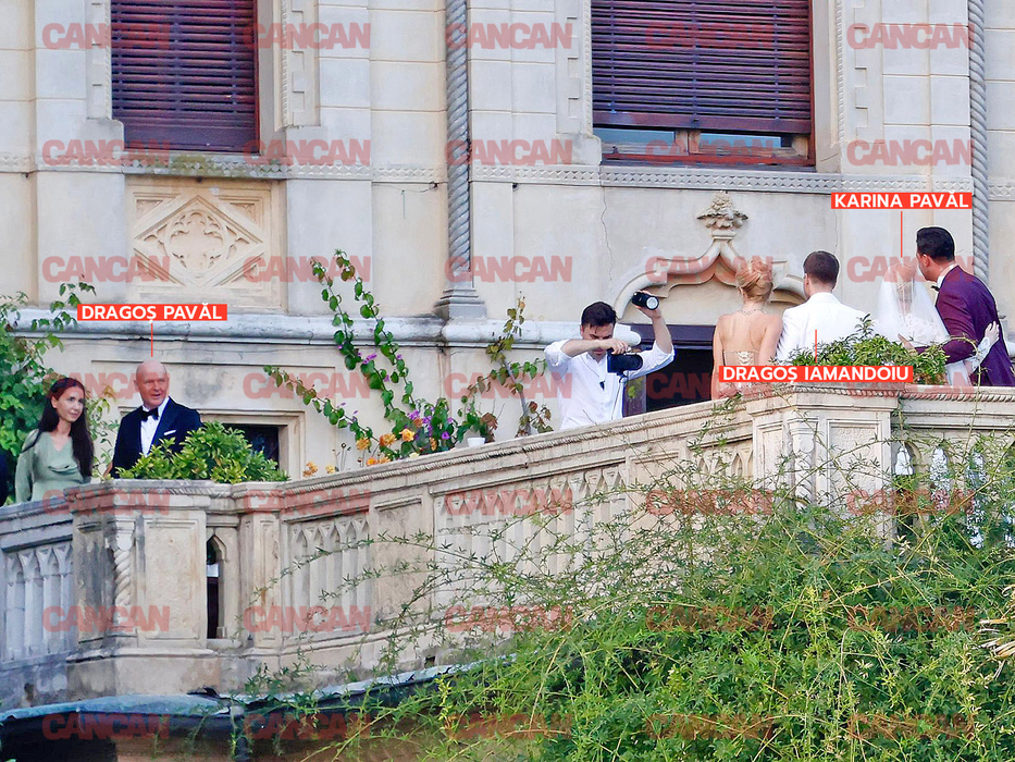 Invitații și mirii, se fotografiază