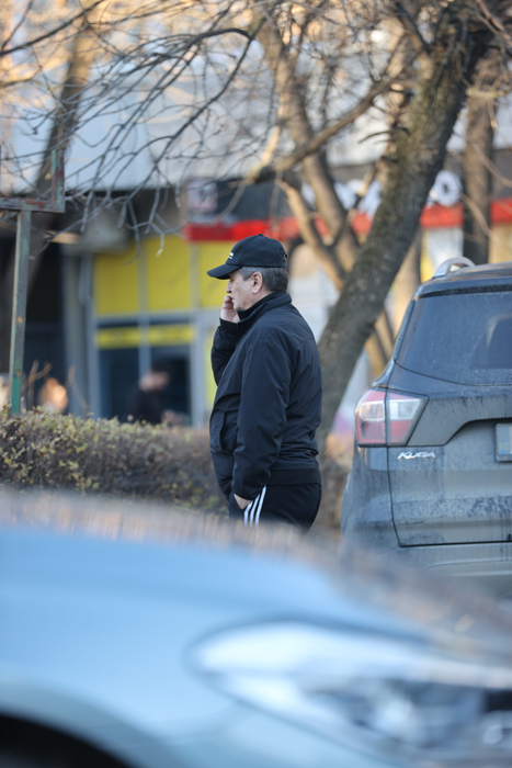 Nea Mărin, în așteptarea soției lui, care a intrat în clinica medicală