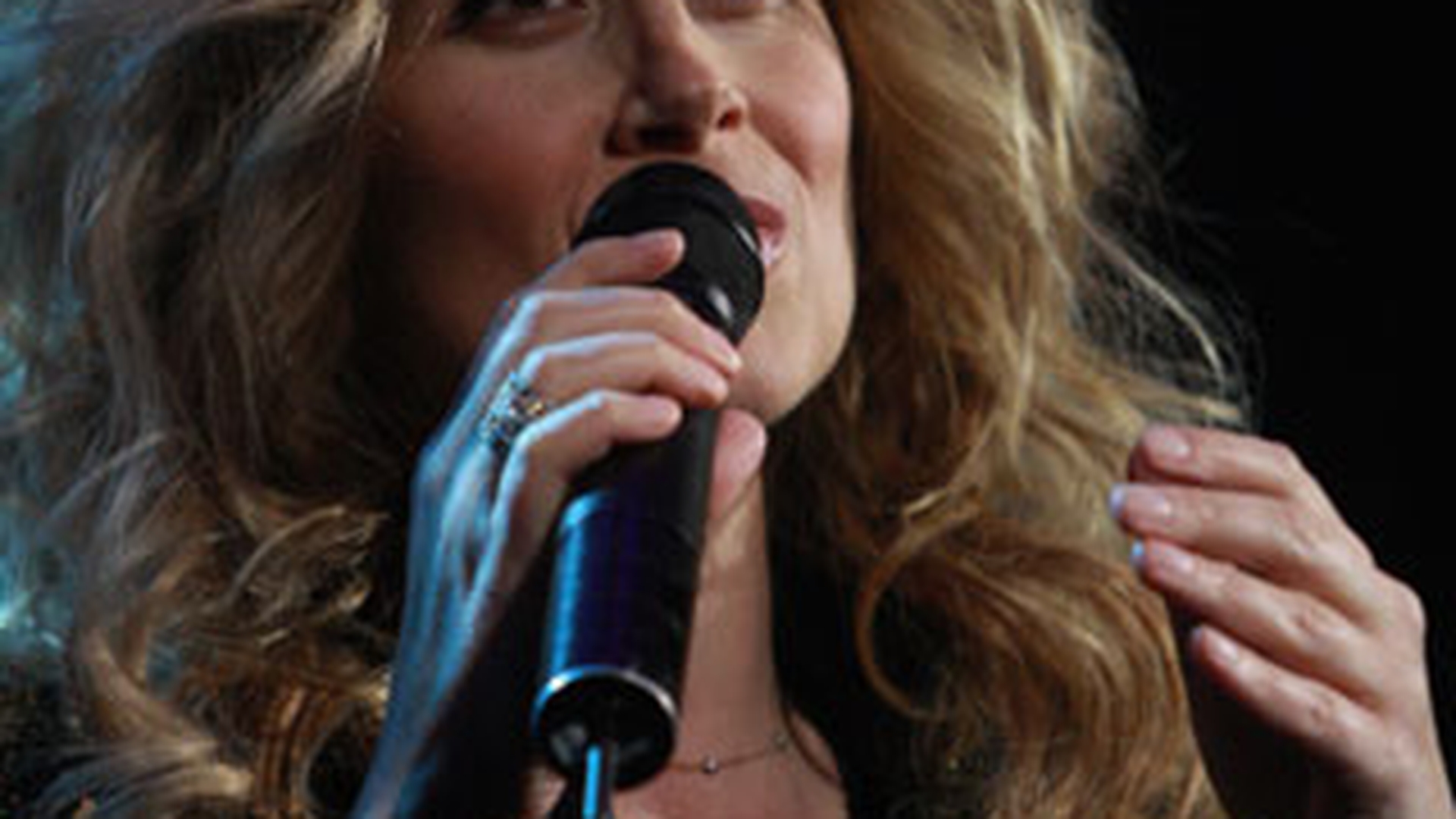 VIDEO Lara Fabian, in concert la Bucuresti! Vezi ce surpriza inedita i-a facut un fan pe scena!