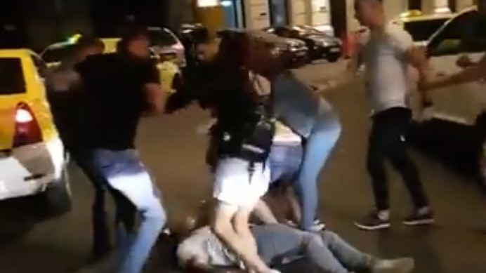 Scene terifiante în Centrul Vechi! Doi tineri sunt bătuți până când leșină! Agresorii îi lasă întinși pe stradă VIDEO