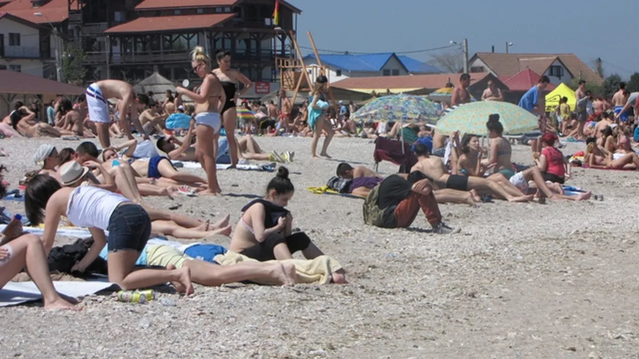Record de turisti pe litoralul romanesc! Vezi cate sute de mii de oameni s-au balacit in mare in weekend!