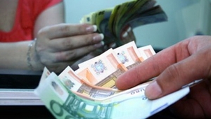 CURSUL VALUTAR! Cat costa astazi un EURO si ce RECORD a stabilit francul elvetian!