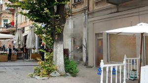 La un pas de tragedie, în Centrul Vechi! Planșeul unei clădiri s-a prăbușit! VIDEO