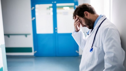 Lovitură dură pentru medicii care vor să-și dea demisia! Preavizul a fost prelungit la 45 de zile