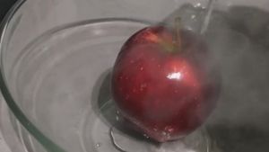 A turnat apă clocotită peste merele din supermarket. Ce a descoperit este şocant!