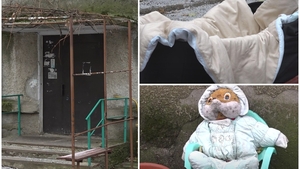 O româncă și-a abandonat copilul într-o scară de bloc! Ce obiect a lăsat lângă bebeluș: “Vă rog, iertați-mă”