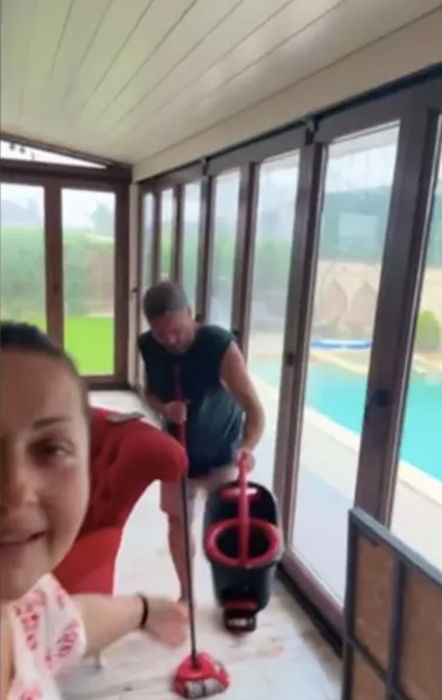 Locuința Gabrielei Cristea și a lui Tavi Clonda a fost grav afectată de inundații: „Am pus ligheanul ca pe vremea lui mam’ mare…”