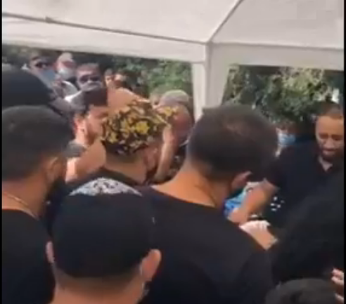 Scene ULUITOARE la căpătâiul lui Emi Pian! Sorin Copilul de Aur a căzut în genunchi în timp ce cânta + Interlopii au ”aruncat” cu bani VIDEO