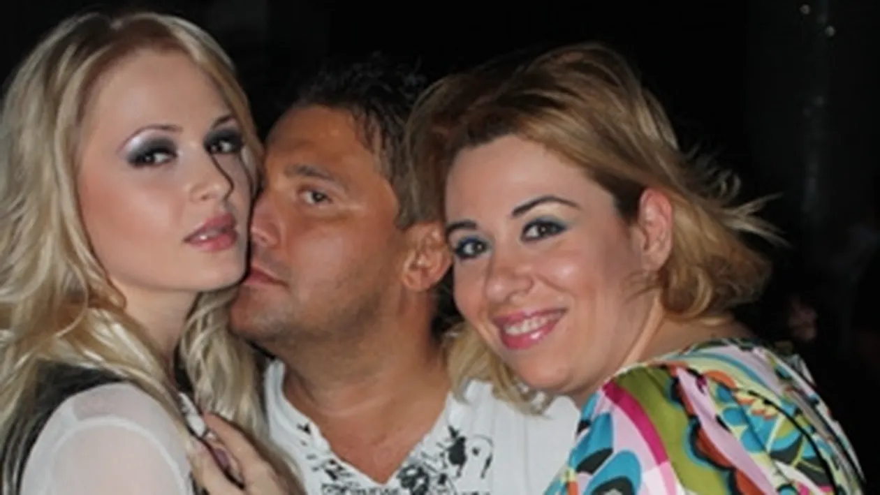 L-au bagat la inghesuiala! Oana Roman si Alina Crisan l-au facut sandvis pe un cluber infierbantat