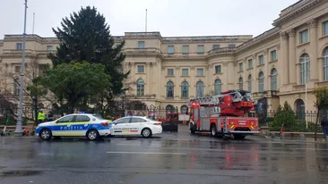 Un incendiu puternic a izbucnit duminică după-amiaza, la Palatul Regal din București. A fost nevoie de 8 autospeciale pentru stingerea focului