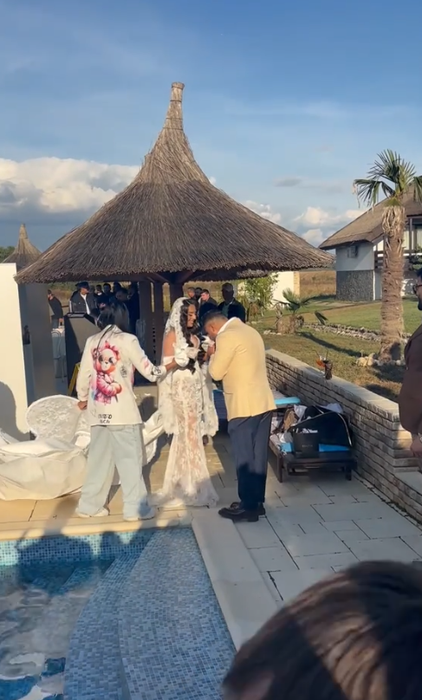 Costel Biju, un tată mândru! A îngenuncheat în fața lui Tony One și i-a cântat la dansul mirilor. Imagini spectaculoase