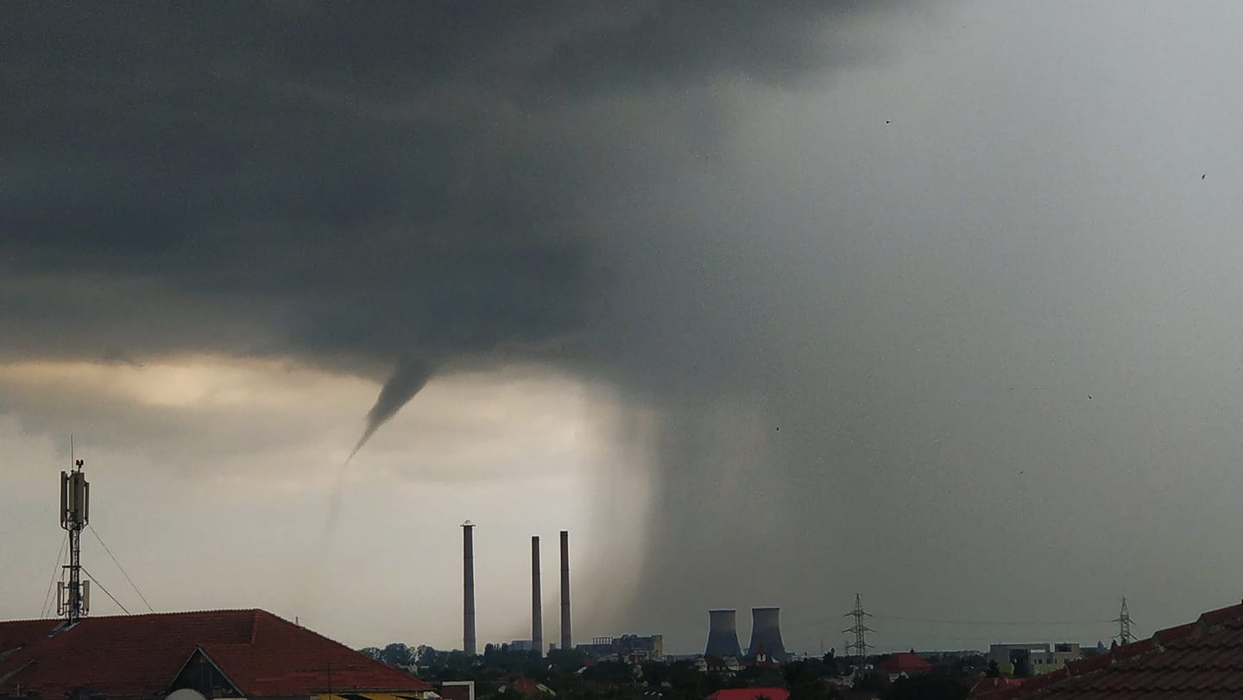 O tornadă a îngrozit locuitorii din apropiere de Timișoara. Totul a fost filmat