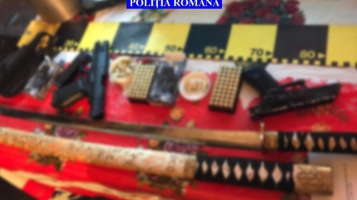 Ca-n Vestul Sălbatic! Într-o ceartă cu vecinul, un bărbat din Argeș și-a scos pistolul și sabia