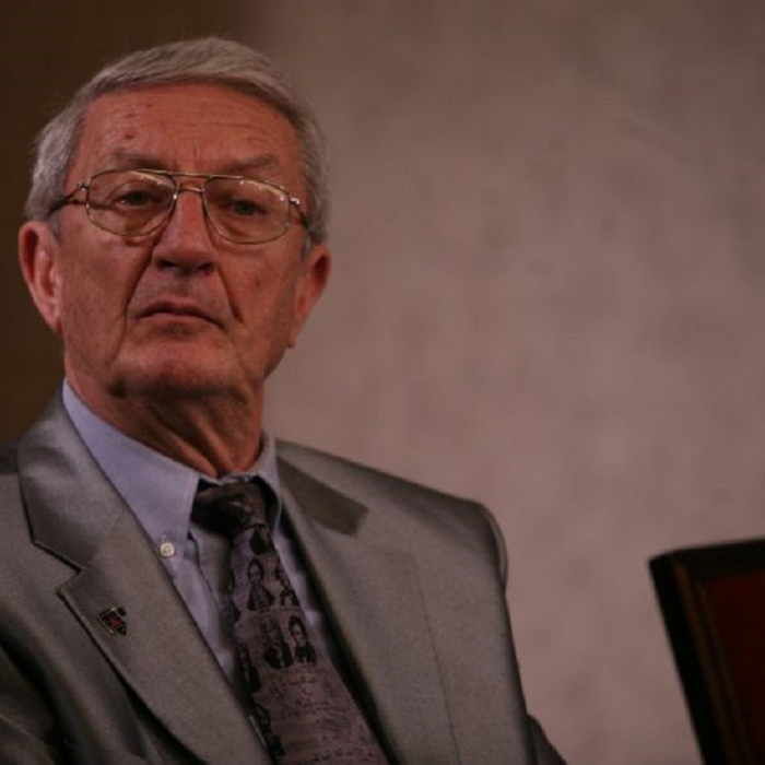 Victor Stănculescu a devenit chiar membru în Consiliul Frontului Salvării Naționale, având un rol principal în organizarea procesului soților Ceaușescu și în executarea acestora la 25 decembrie 1989