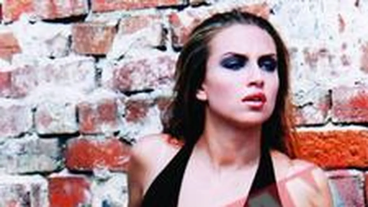 Adina Halas a fost somata sa returneze hainele imprumutate