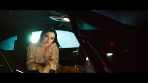 Carmen de la Sălciua se reinventează și nu încetează să-și surprindă fanii: ”Cât de naivă mă crezi"! Cântăreața apare în ipostaze HOT în bolidul de lux al lui Alex Bodi