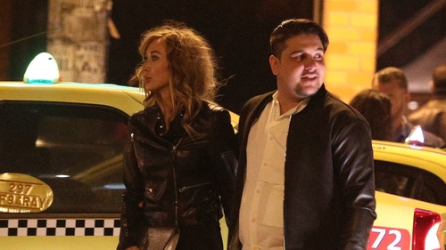 Cum arată cântăreaţa după o cură drastică de slăbire: Xonia a plecat din club ”agăţată” de buzunarul iubitului!
