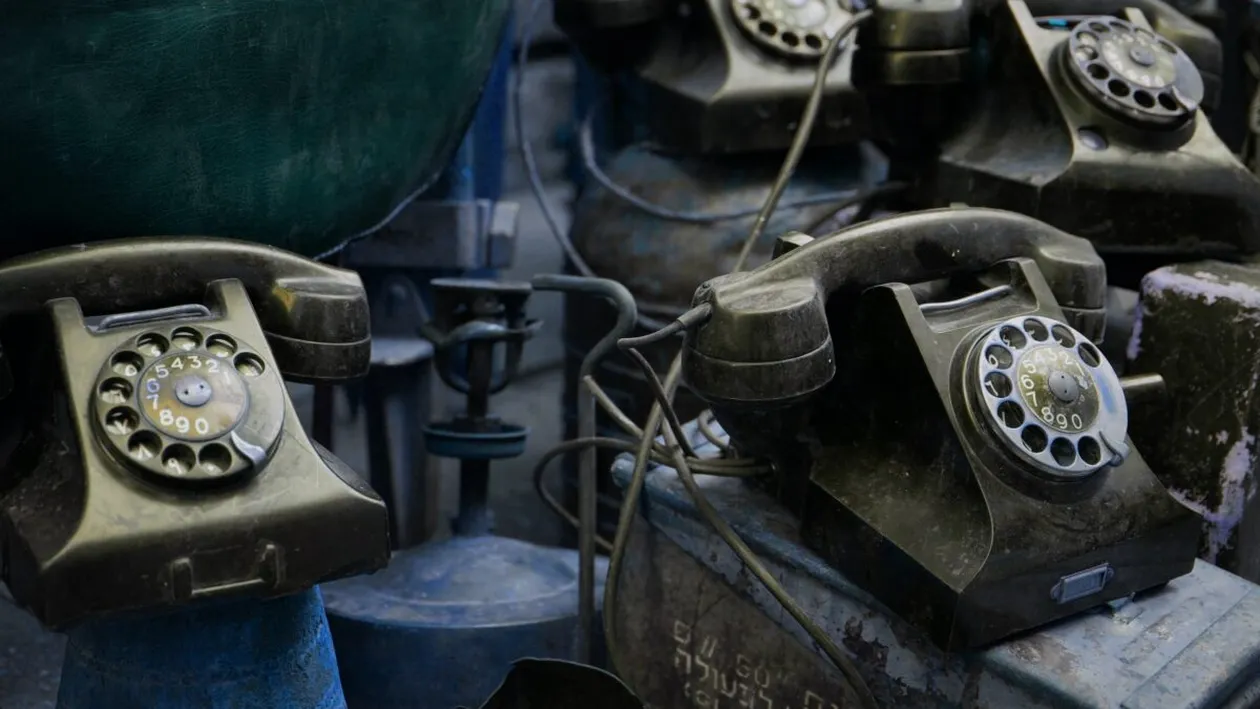 Tu mai ai pe acasă telefon cu disc, de pe vremea lui Nicolae Ceauşescu? De necrezut cu câţi lei se vinde în 2022