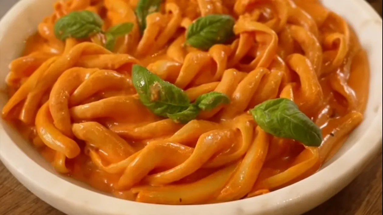 Pasta Queen îți spune adevărul: Penne alla Vodka, sosul roz născut din disco, controverse și un strop de vodkă