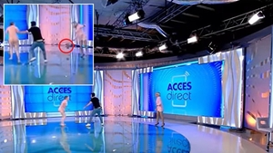 Atacatoarea Mirelei Vaida, recalcitrantă și după agresiunea înfiorătoare de la “Acces Direct”. Avem primele imagini după ce a fost imobilizată și urcată în ambulanță