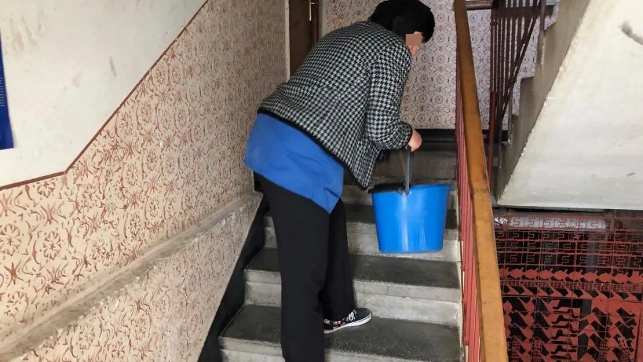 De necrezut! Câți lei primește salariu o femeie de serviciu care face curat într-un bloc din București
