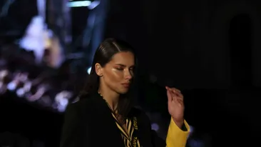 Modelul internaţional care seamănă leit cu Oana Zăvoranu! Zici că sunt gemene. A uimit publicul când a apărut pe podium