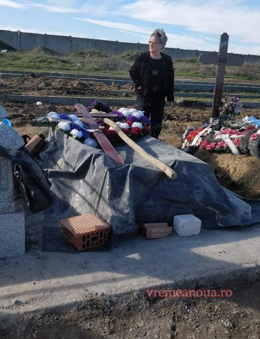 Uluitor! Un mort din Bârlad a fost abandonat în cimitir, acoperit cu o prelată