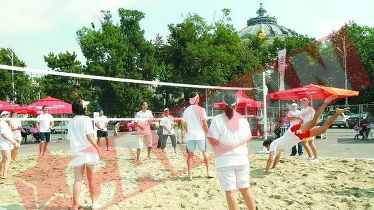 Plaja cu nisip in fata Ateneului Roman