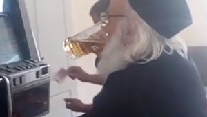 Un preot din Botoșani, filmat la păcănele în timp ce juca și dădea o bere pe gât: „Crucea mamii lui de aparat!”