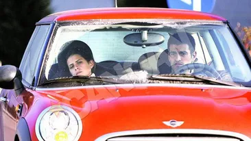 Sarut adolescentin in parcarea unui mall. Chiacu stie cand sa loveasca