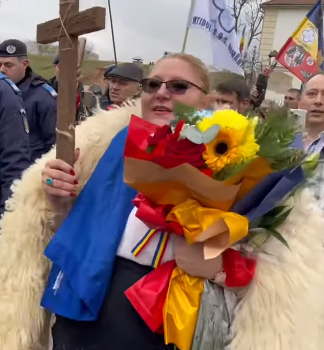 Cât costă cojocul ciobănesc pe care Diana Șoșoacă l-a purtat de Ziua Naționaă a României: ”La Gigi Becali înțeleg ironia”