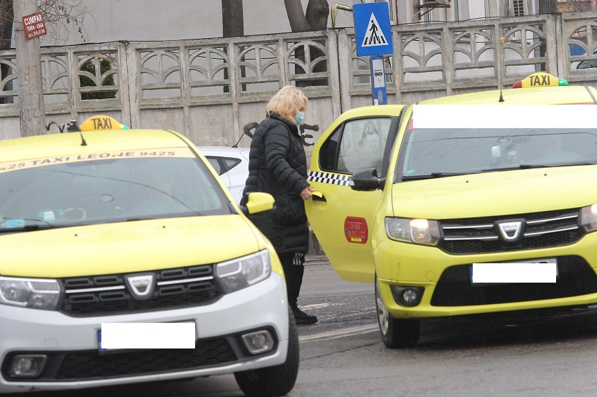 Viorica din Clejani "negociază" cu taximetristul