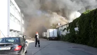 Incendiu devastator la două hale aflate în sudul Bucureştiului, lichidat de zeci de pompieri! A fost emisă o avertizare Ro-Alert