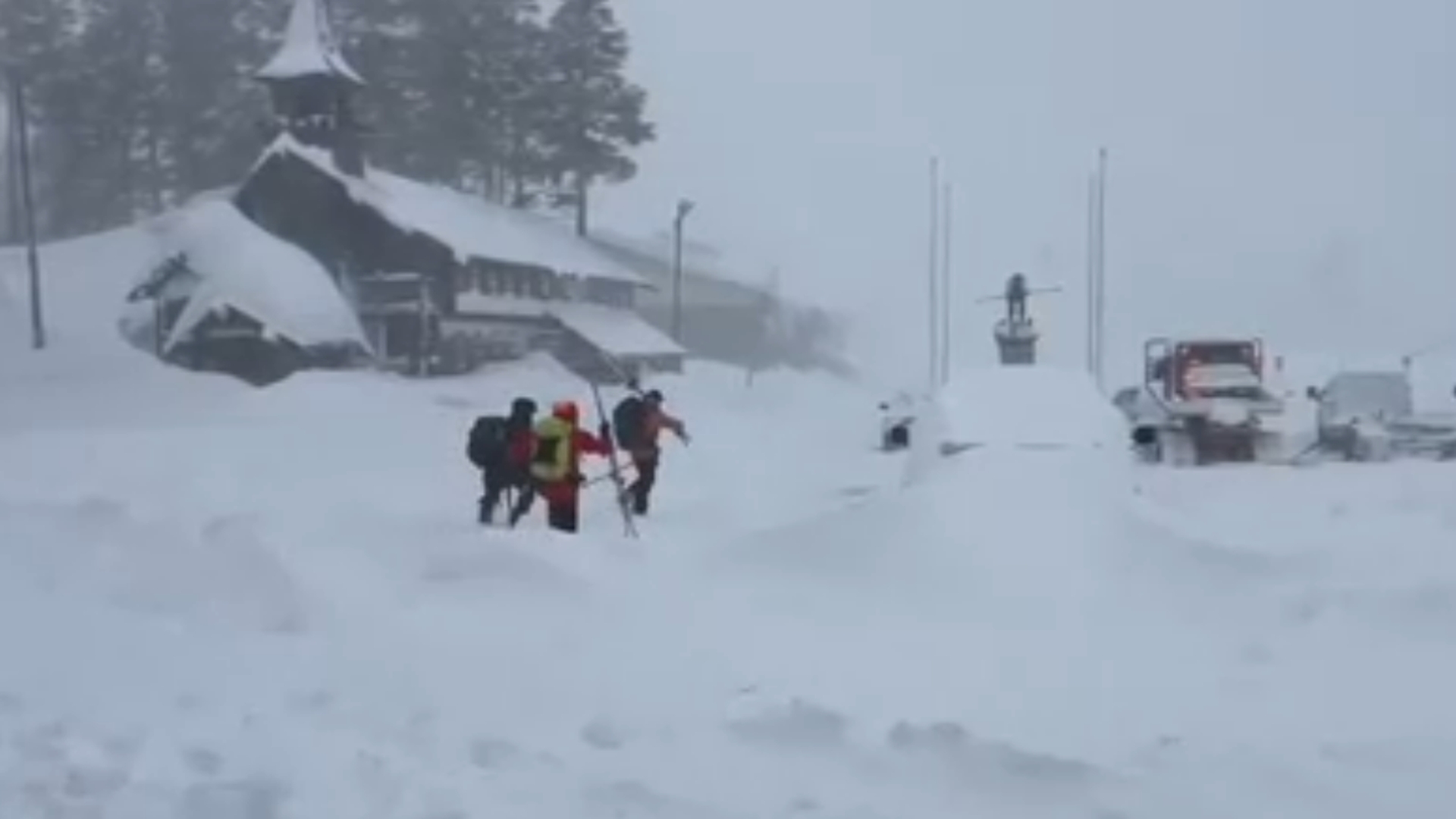 Tragedie în timpul unei expediții de schi. 15 persoane au fost surprinse de o avalanșă: „Grupul se întorcea la punctul de plecare”