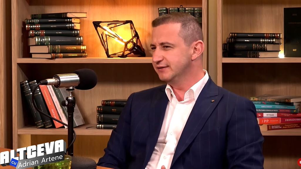 Alfred Simonis, „băiatul rău” care lăcrimează când ascultă „Rugă pentru părinţi”. Dezvăluiri emoţionante la ALTCEVA cu Adrian Artene