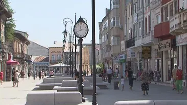 O familie din Buzău a găsit pe o bancă din centrul oraşului o sacoşă plină cu bani!