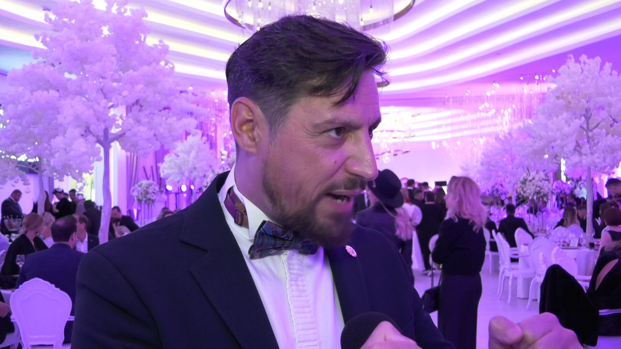 Daniel Pavel: "Poate că și sigur că acest show a venit în viața mea la momentul potrivit, pentru că sunt tată, iubit, prieten, frate, camarad. Am învățat să decantez, să am căprării, să am sertare. Niciunul nu e mai cu moț, știi cine sunt mai cu moț? Ăia doi sau alea două care fac proba pentru voi acasă!"