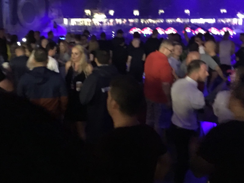 Adrian Cristea, apariție surprinzătoare la Untold! Cum s-a ferit “Prințul” de ploaia care nu a stricat cheful petrecăreților de la festival