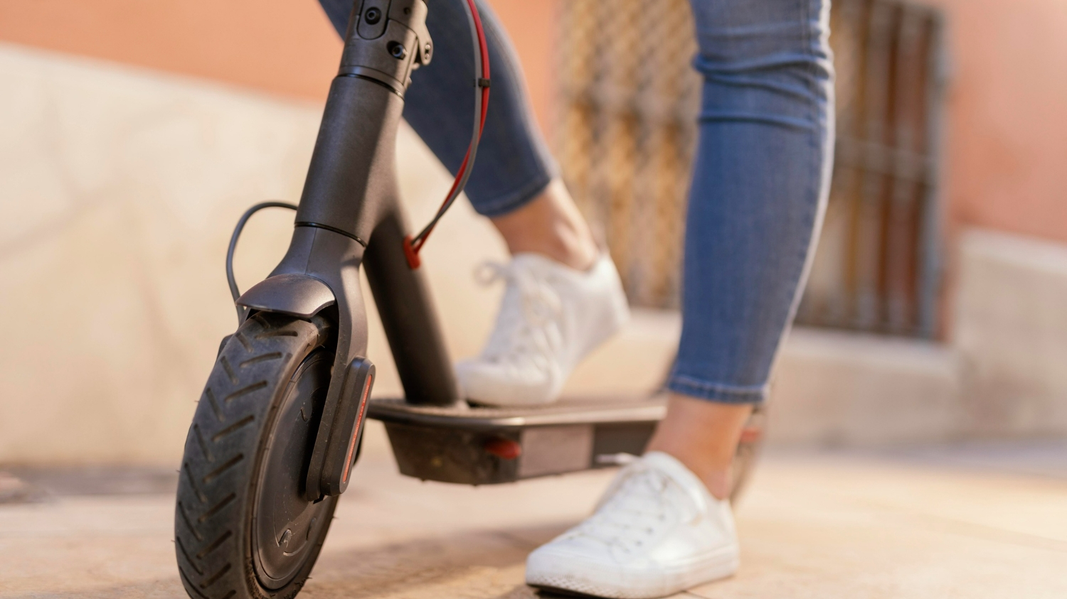 Amendă pentru cei care nu au RCA la trotinete sau biciclete electrice. Câte mii de lei scot românii din buzunar