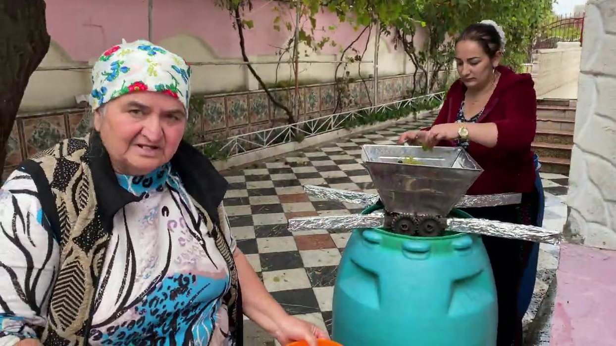 "Patroana", mama lui Leo de la Strehaia