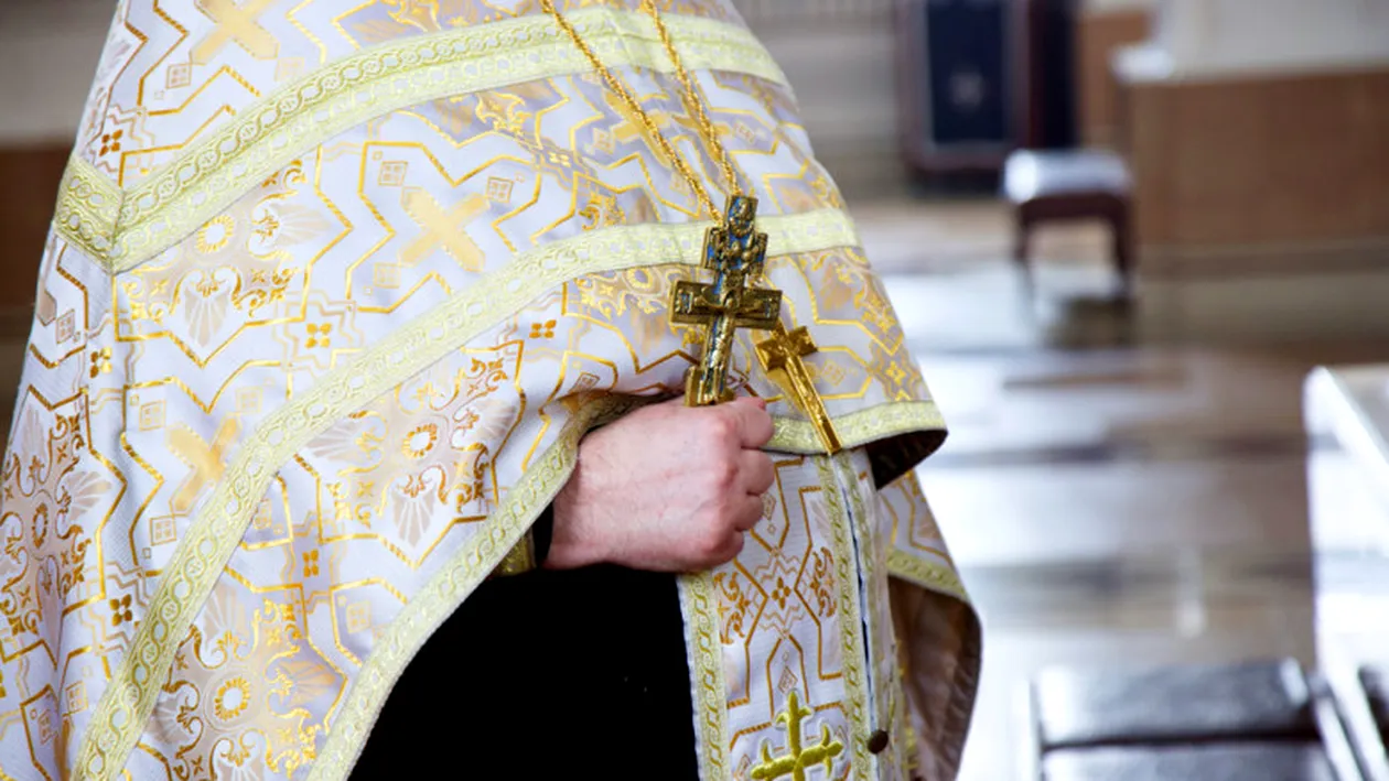 Un preot bolnav de Covid-19 este cercetat după ce ar fi încălcat măsura izolării la domiciliu pentru a ține slujbe la biserică