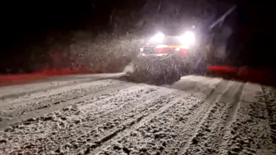 Circulația mașinilor, îngreunată de ninsoare în mai multe regiuni. Un utilaj de deszăpezire și un microbuz s-au lovit pe DN6 / Ninsori abundente în Oltenia